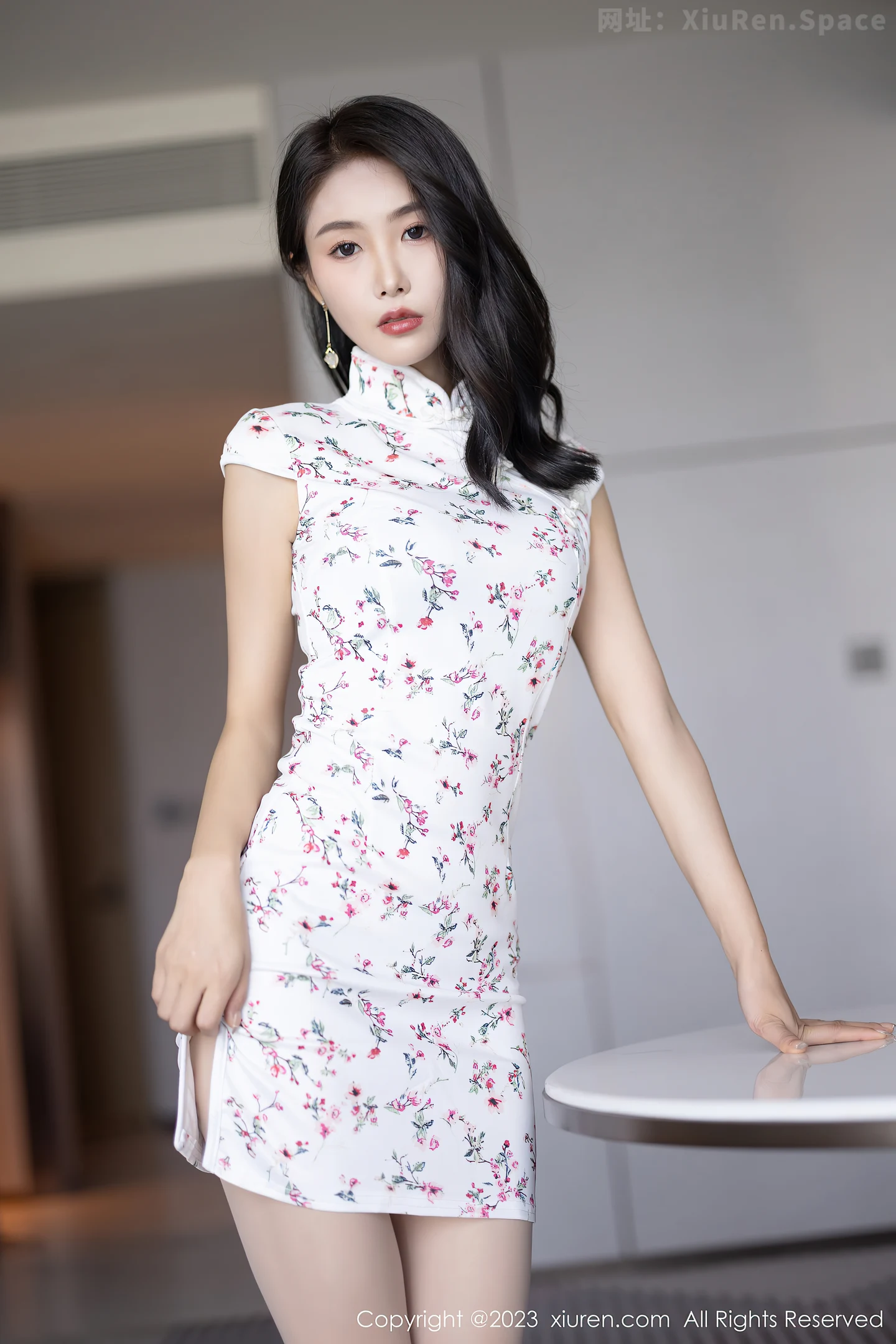 图片[4]-[XiuRen秀人网]VOL.7279 模特苏苏阿白色旗袍露咖啡色内衣配原色丝袜秀柔美身姿诱惑写真87P-秀人网官方网站